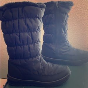 Black winter boots.